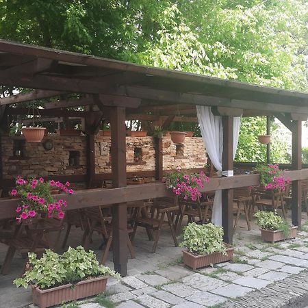 Семеен Хотел-Ресторант Маламовата Къща Goze Deltschew Exterior foto